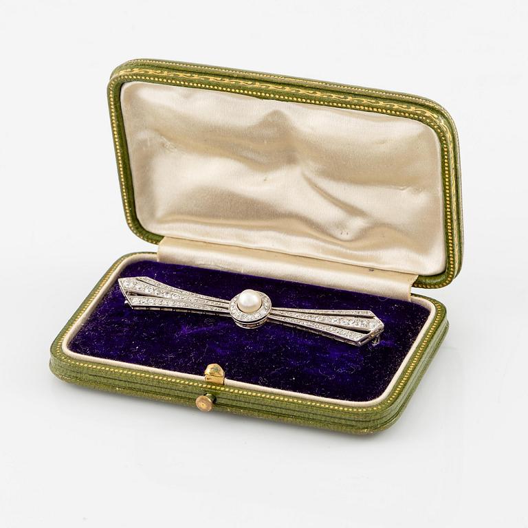 A brooch with a pearl and old-cut diamonds.