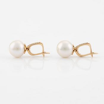 Ett par örhängen 18K guld med odlade sötvattenspärlor och runda briljantslipade diamanter.