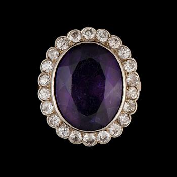 141. RING, 18K gul- samt vitguld med ametist samt gammalslipade diamanter tot ca1,30ct. Wiwen Nilsson, Lund, 1942. Vikt 7g.