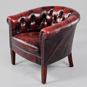 CLUBFÅTÖLJ, chesterfield-typ, 1900-talets andra hälft.