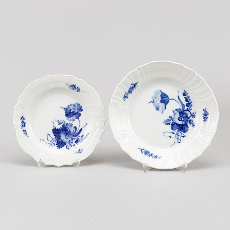 Royal Copenhagen, a 'Blå Blomst' porcelaine service (65 pieces).