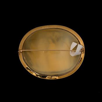 A BROOCH / CAMEO, 18K gold. Setting by Suomen Kultasepät, Turku Finland 1935.