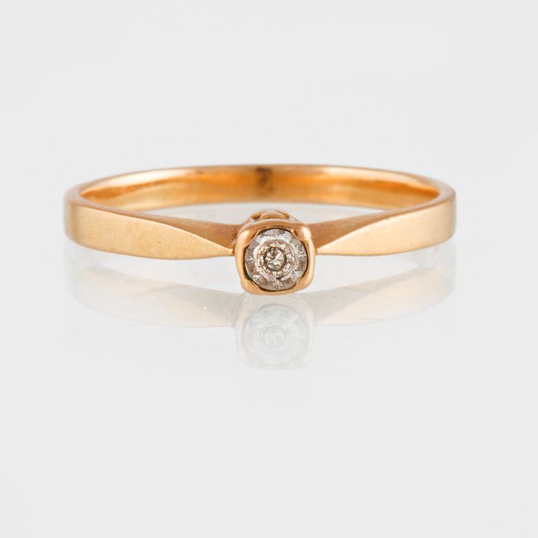 RING, 18K guld med briljantslipad diamant ca 0.007 ct, importstämplad. Vikt 1,8 gram.