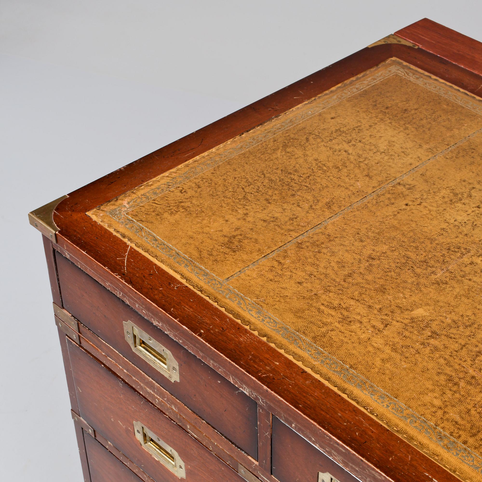 SKRIVBORD, engelsk stil, 1900-talets andra hälft.