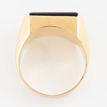 Ring 18K gold with a black stone.