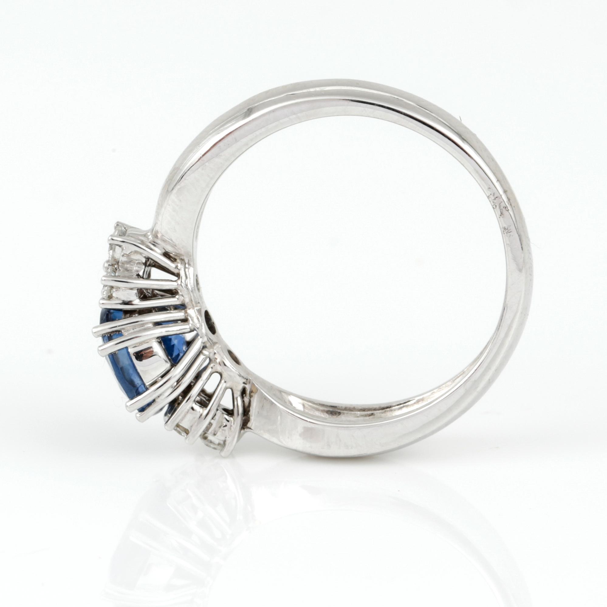 RING, 18K vitguld med ovalslipad safir ca 1,95 ct och briljantslipade diamanter, tot ca 0,22 ct. Vikt ca 5,20 g.