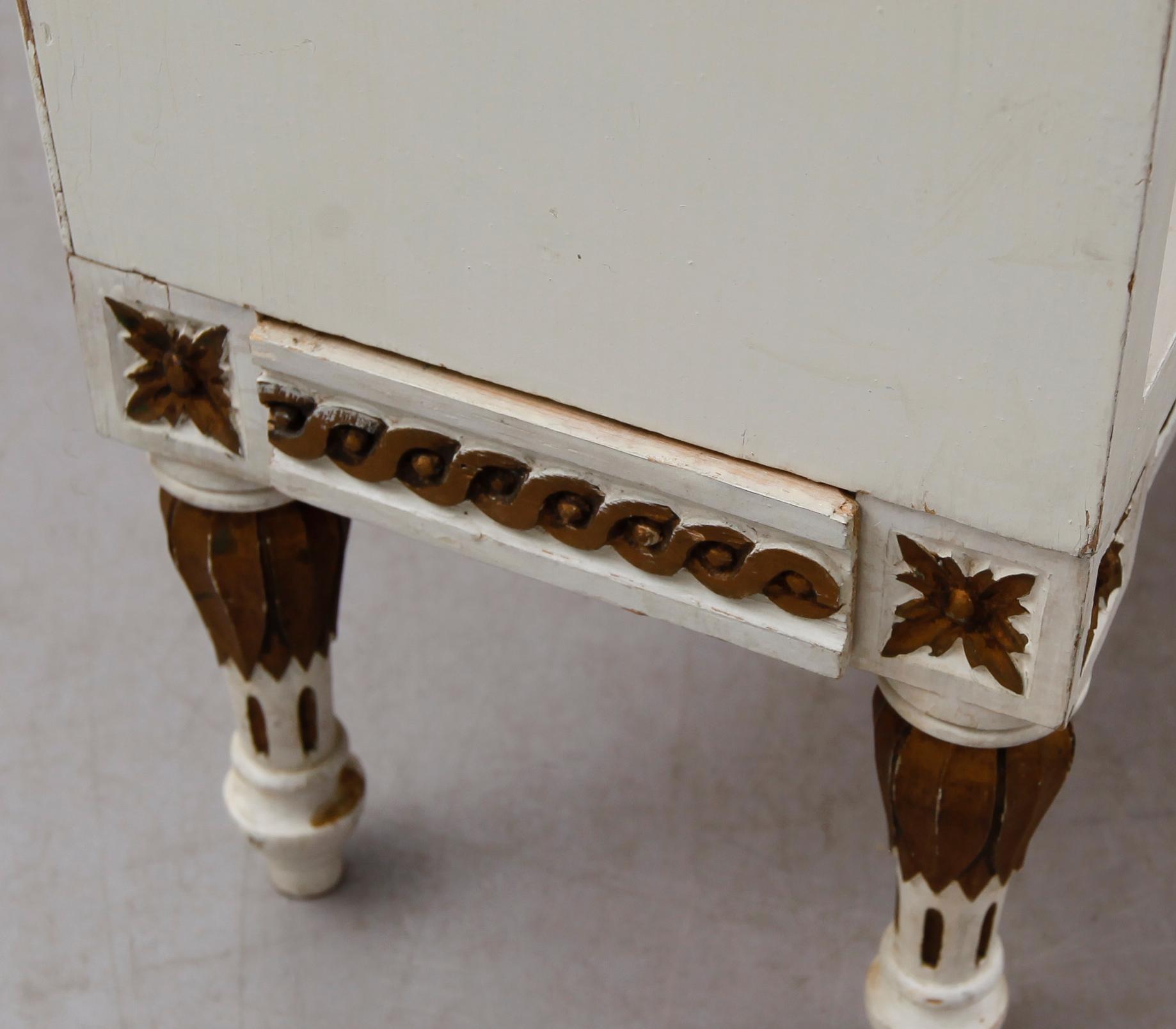 HÖRNBOKHYLLA, gustaviansk stil, 1900-talets första hälft.