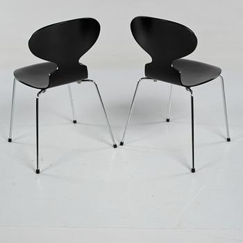 STOLAR, ett par,  "Myran", Arne Jacobsen för Fritz Hansen, 2012.
