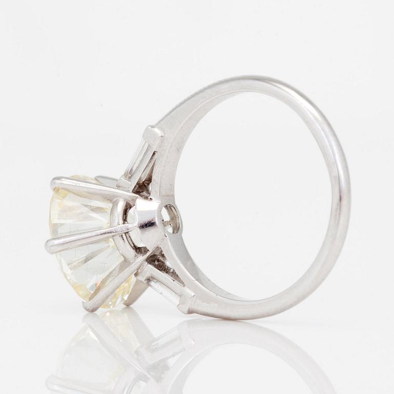 RING med briljantslipad diamant ca 5.91 ct samt baguetteslipade diamanter.