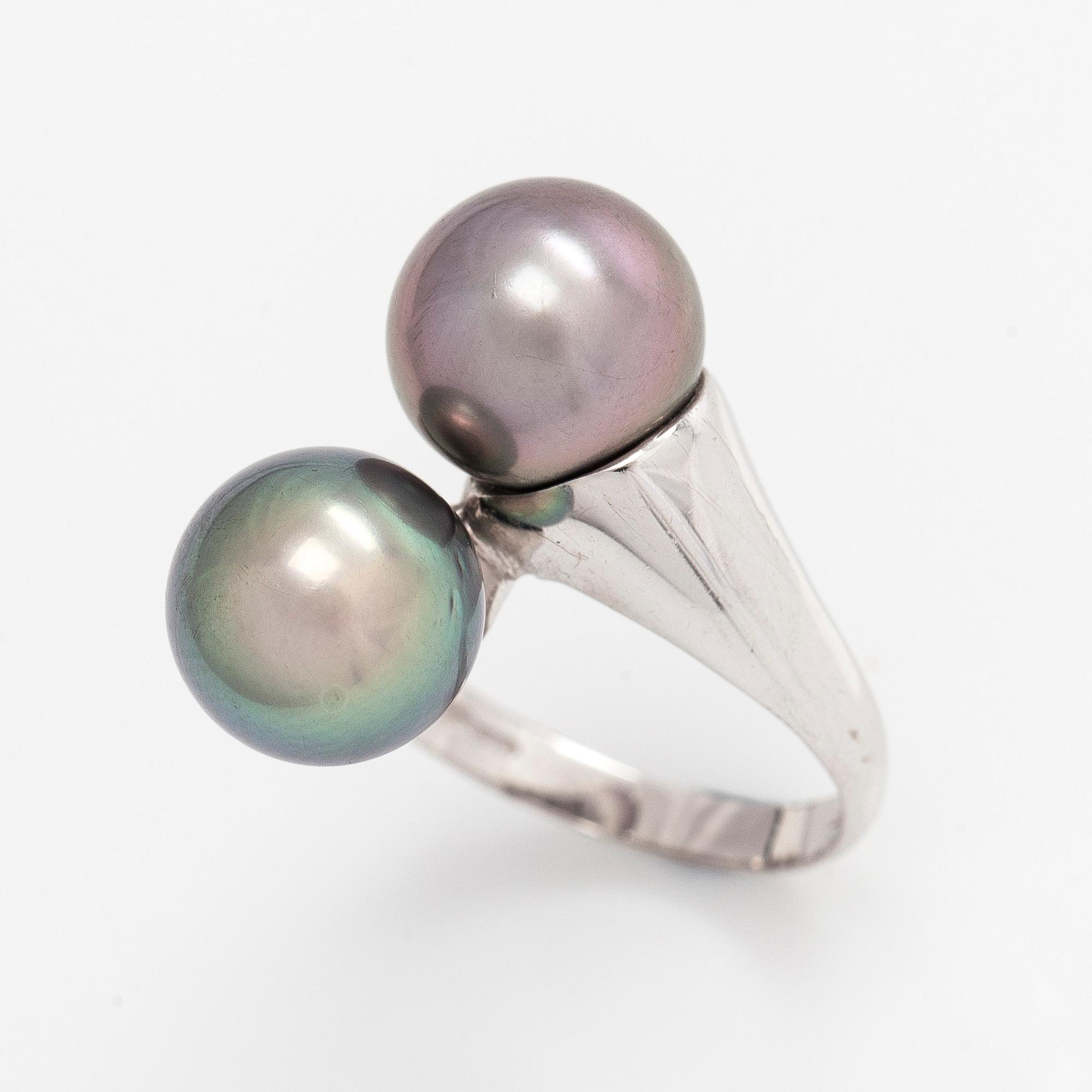 An 18K white gold ring with cultured Tahitian pearls.