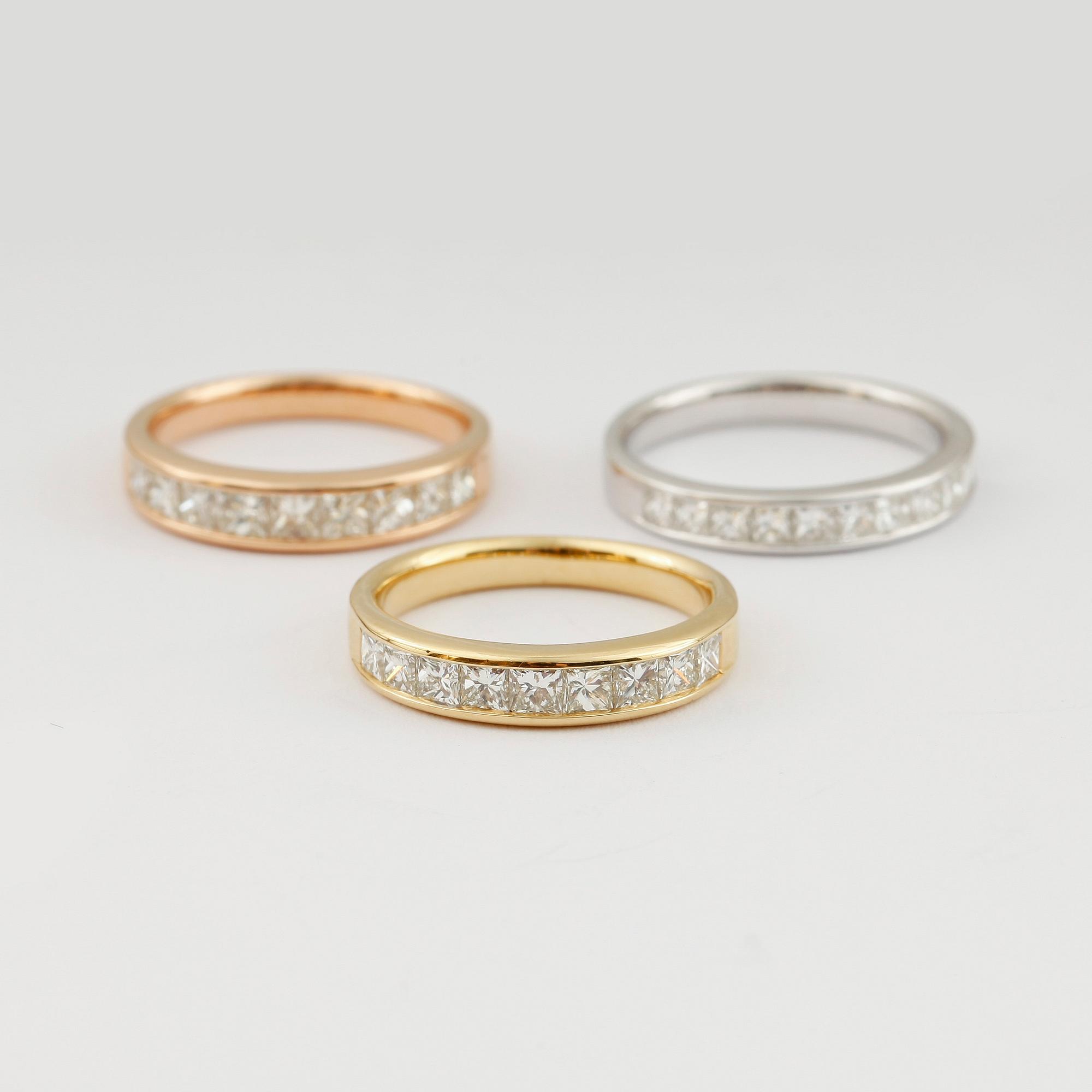 RINGAR, 3 st, alliansringar, 18k guld med ca 30 prinsessslipade diamanter tot ca 2,71 ct. Vikt ca 11 gram. 2000-tal.