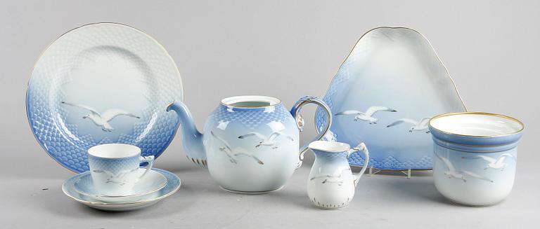 KAFFE- OCH MATSERVIS, 33 delar, porslin, "Måsen", Bing & Gröndahl.