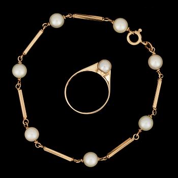 RING SAMT ARMLÄNK, guld 18K samt pärlor, bla Sävsjö Guldsmeds AB. Tot ca 5,5 gram.