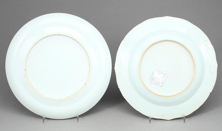 TALLRIKAR, 2 st, porslin Kina, Qingdynastin, 1700-tal - omkr år 1800.