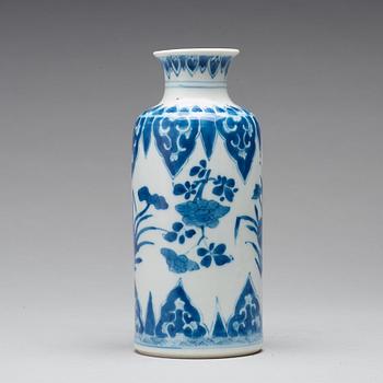 A blue and white vase, Qing dynasty, Kangxi (1662-1722).