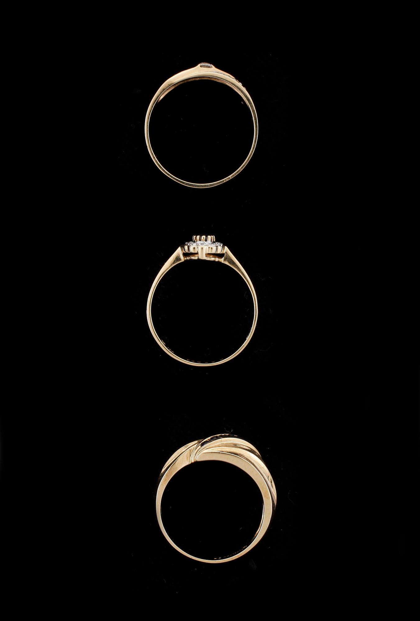 RINGAR, 3st, 18k guld med små diamanter och safirer. Totalvikt 9g.