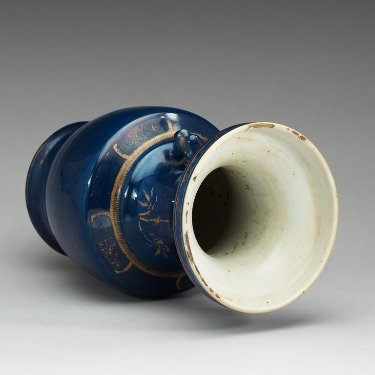 A powder blue vase, Qing dynasty, 19th Century.