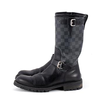 LOUIS VUITTON, a pair of black leather and damier noir men´s boots, size 8.