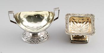 SALTKAR, 2 st, silver, Ryssland, en daterad 1824. Vikt ca 134 gram.