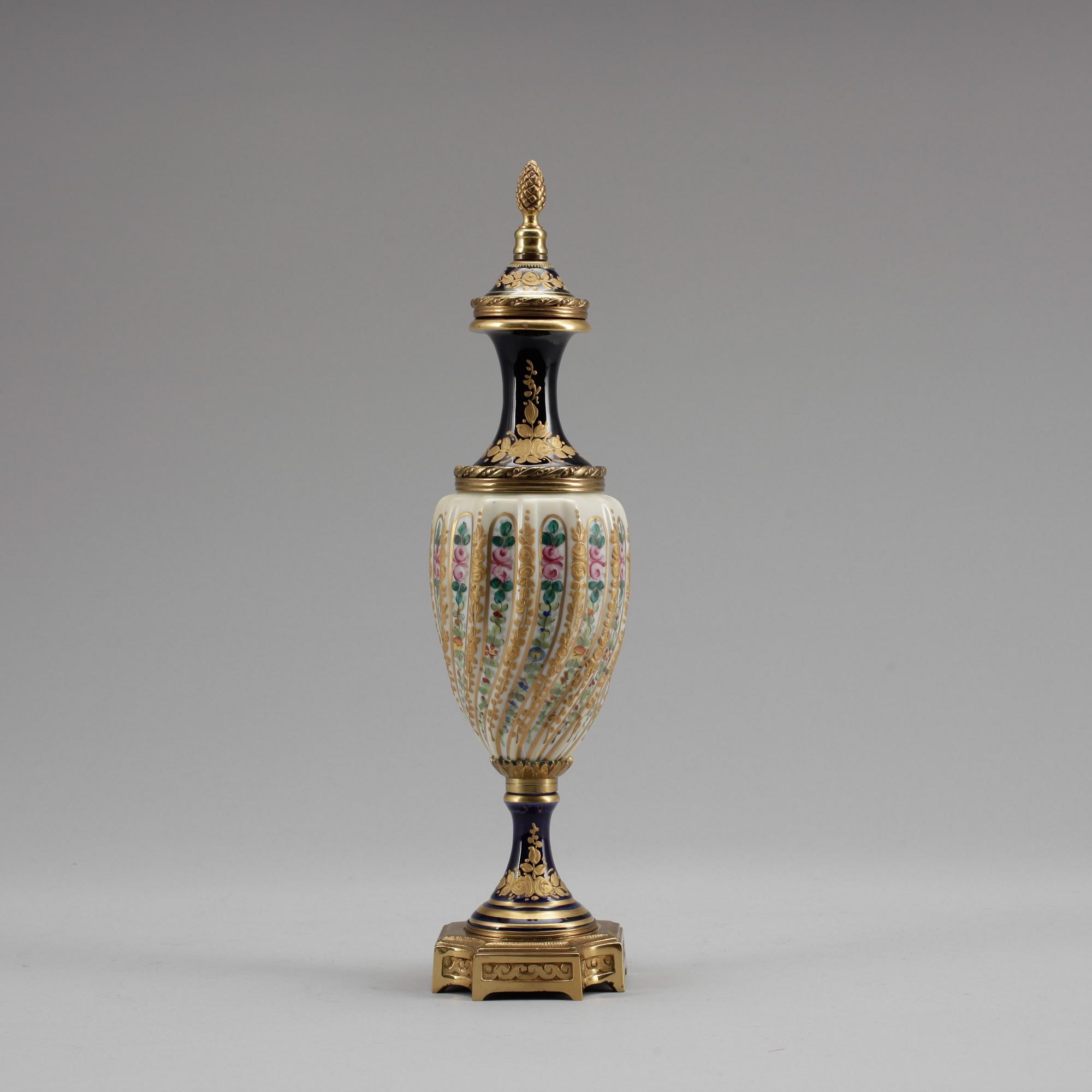 LOCKURNA, porslin, Frankrike, 1900-tal.