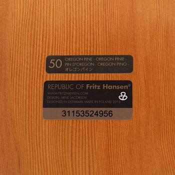 Arne Jacobsen, stolar, ett par, "Sjuan", Fritz Hansen, Danmark 2015.