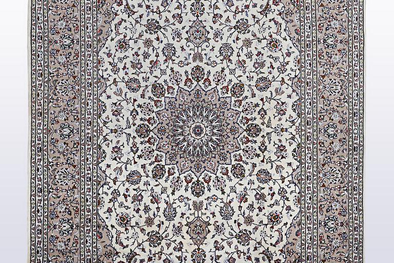 A carpet, Kashan, ca 368 x 245 cm.