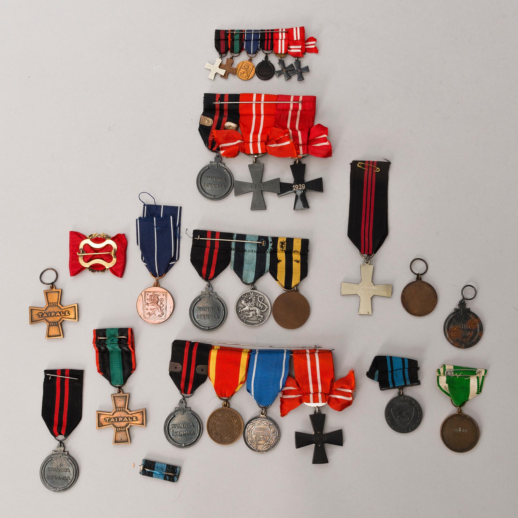 20 mounted Finnish WWII badges, 6 miniatures.