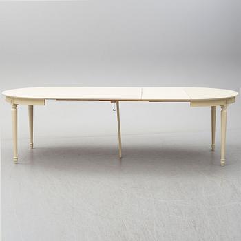 MATSALSGRUPP, gustaviansk stil, bord med 3 iläggskivor samt 10 stolar, 1900-talets andra hälft.