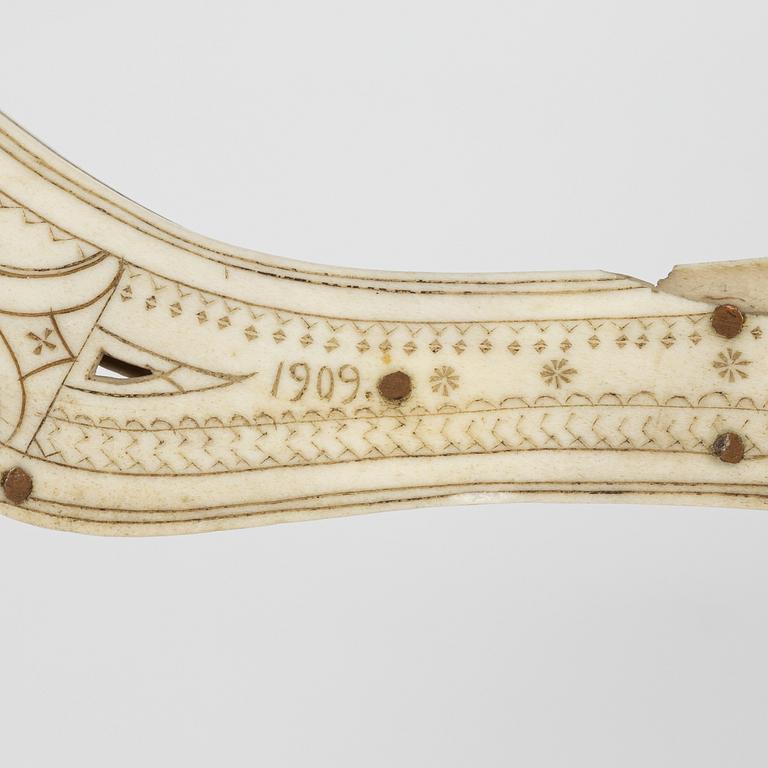 A reindeer horn knife by Jon Pålsson Fankki, signed and dated 1909.