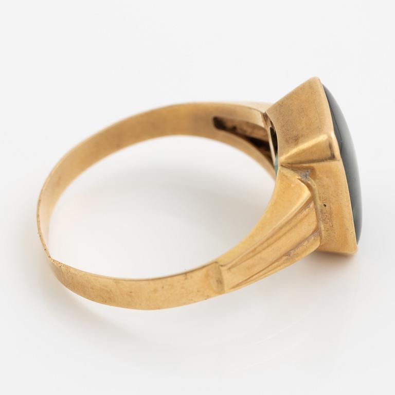 Ring 18K guld med syntetisk grön spinell.