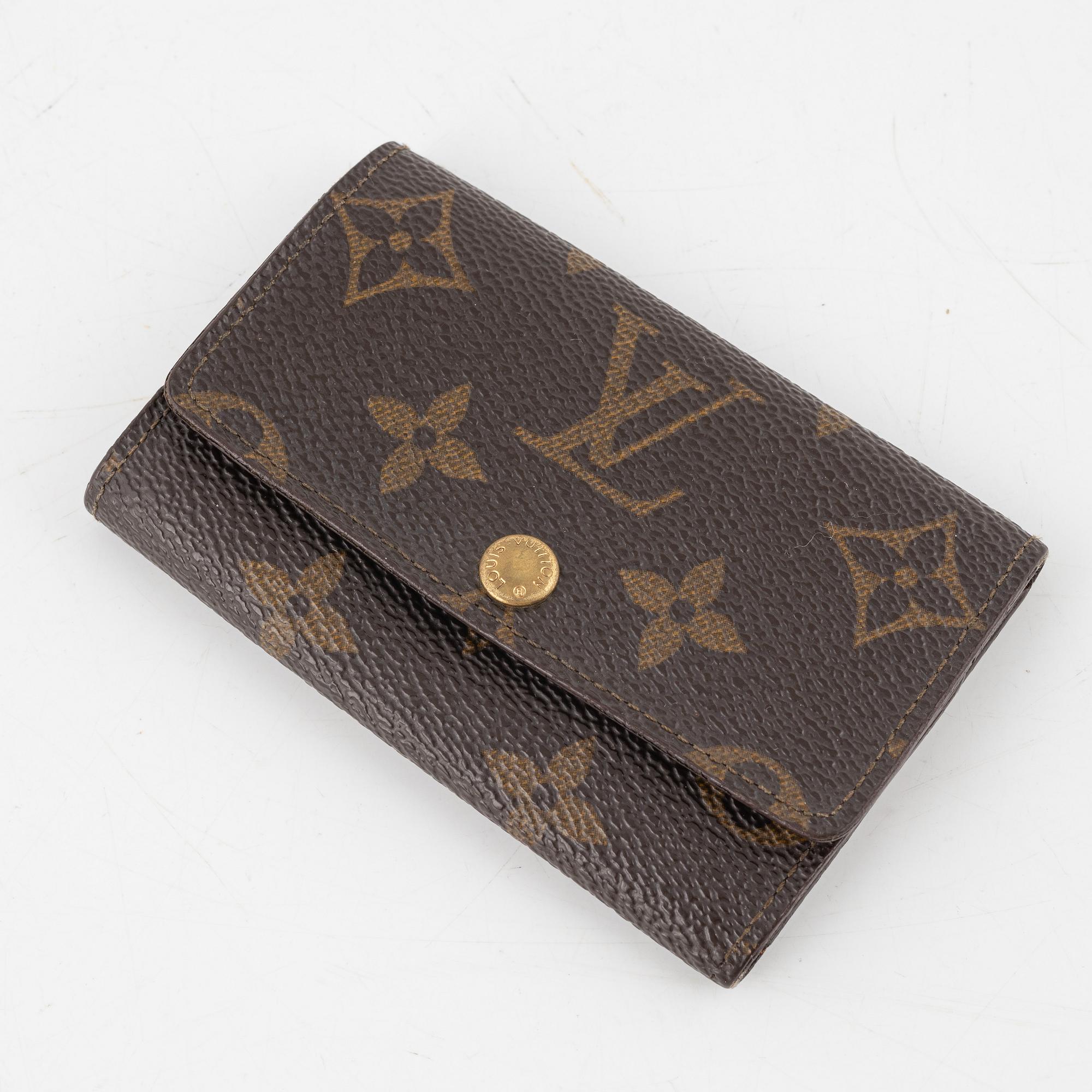 Louis Vuitton, necessär, "Parana Toiletry Bag 26" samt nyckelhållare.