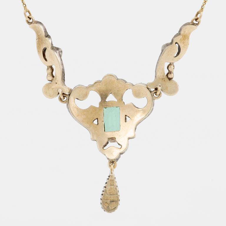 Necklace 18K gold and silver with a green stone and rose-cut diamonds.
