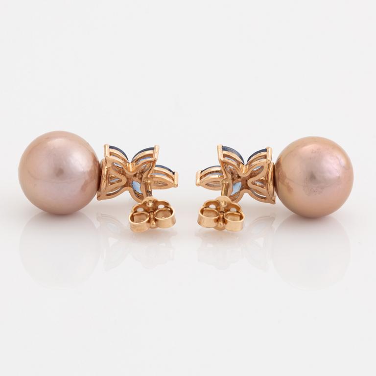 Ett par pärlörhängen med rosa sötvattenspärlor och safirer.