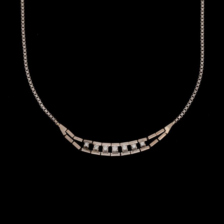 COLLIER, 18k vitguld med briljantslipade diamanter, tot ca 0.40 ct. Total vikt ca 17 g.