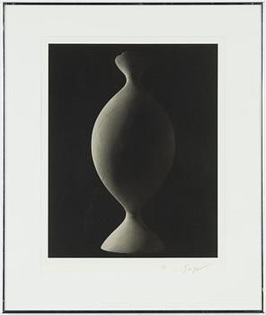 Hiroshi Sugimoto, ”Mathematical Form: Surface 0004”.