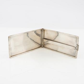 Amerikanskt cigarettetui i silver med gravyr från andra världskriget.