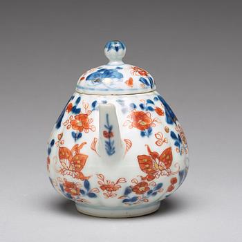 An imari tea pot with cover, Qing dynasty, 18th Century.