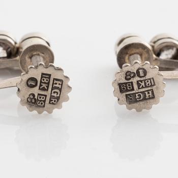 A pair of earrings in 18K white gold with round brilliant-cut diamonds and cultured pearls.