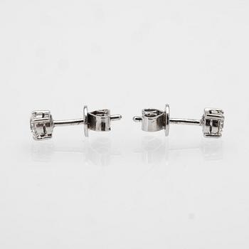 18K white gold earrings with diamonds.