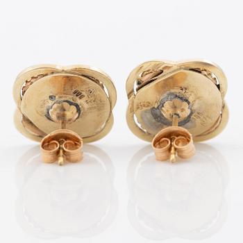 Smyckesset, ett par örhängen, ett litet örhänge samt hängsmycke, 14K guld med granater.