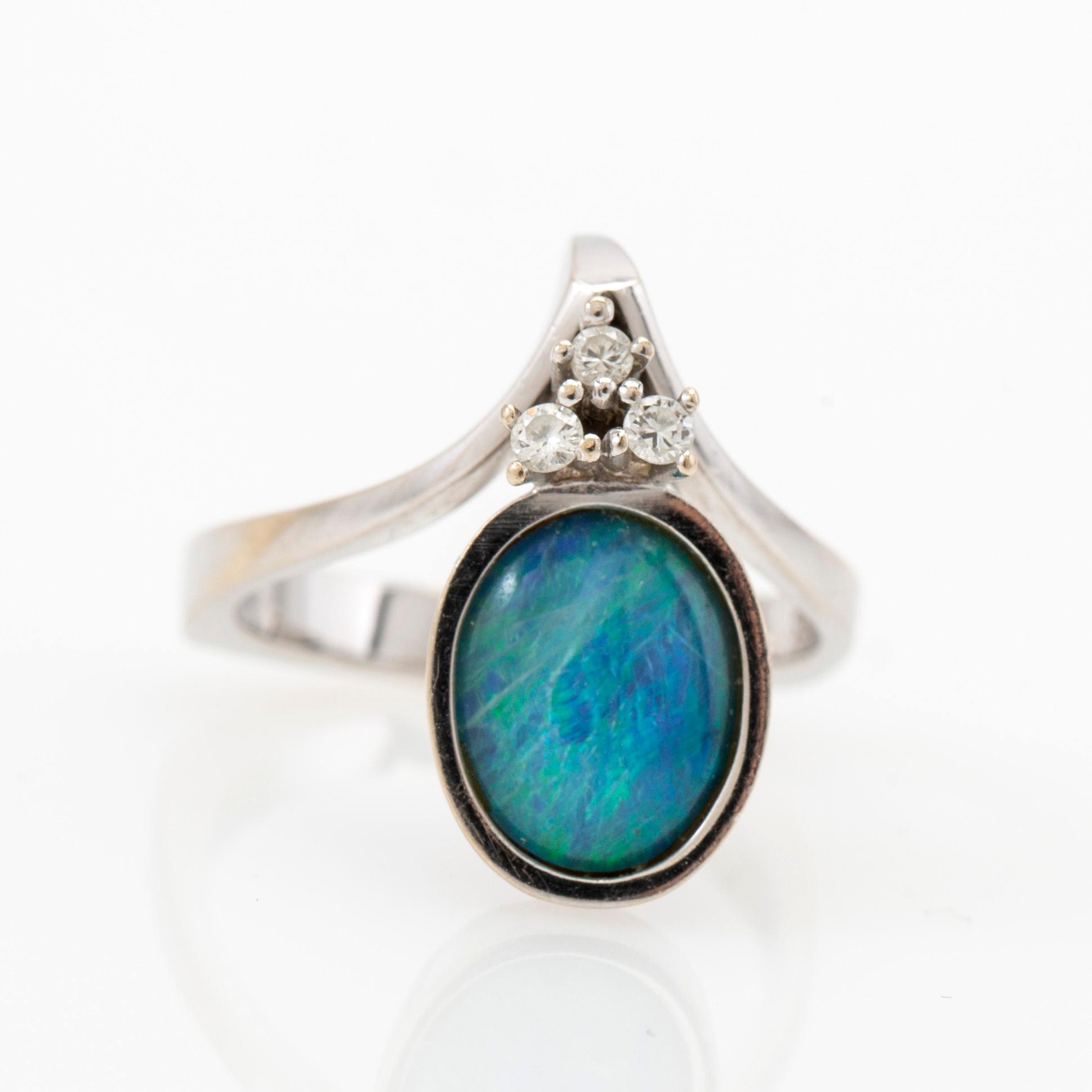 Ring, 18K vitguld med opal och briljantslipad diamant.
