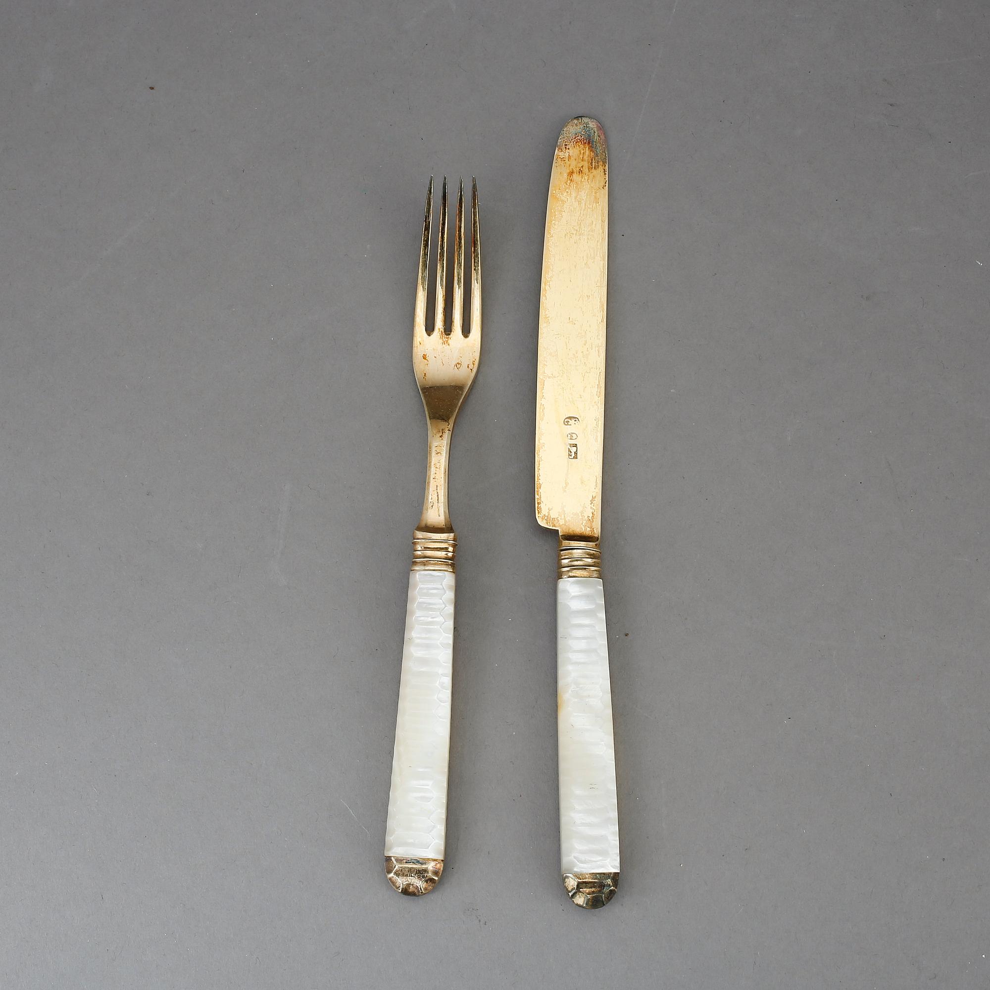 BESTICK, 36 stycken, silver och pärlemor, England 1822-1833 samt Jakob Engelberth Torsk Stockholm 1897.