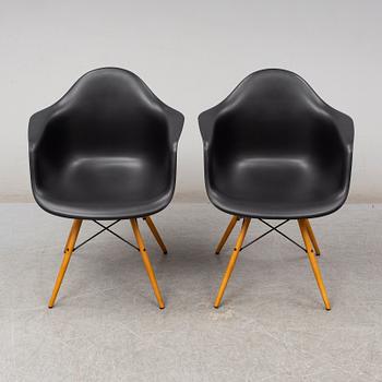 CHARLES & RAY EAMES, karmstolar, 1 par, "DAW", Vitra, 2017.