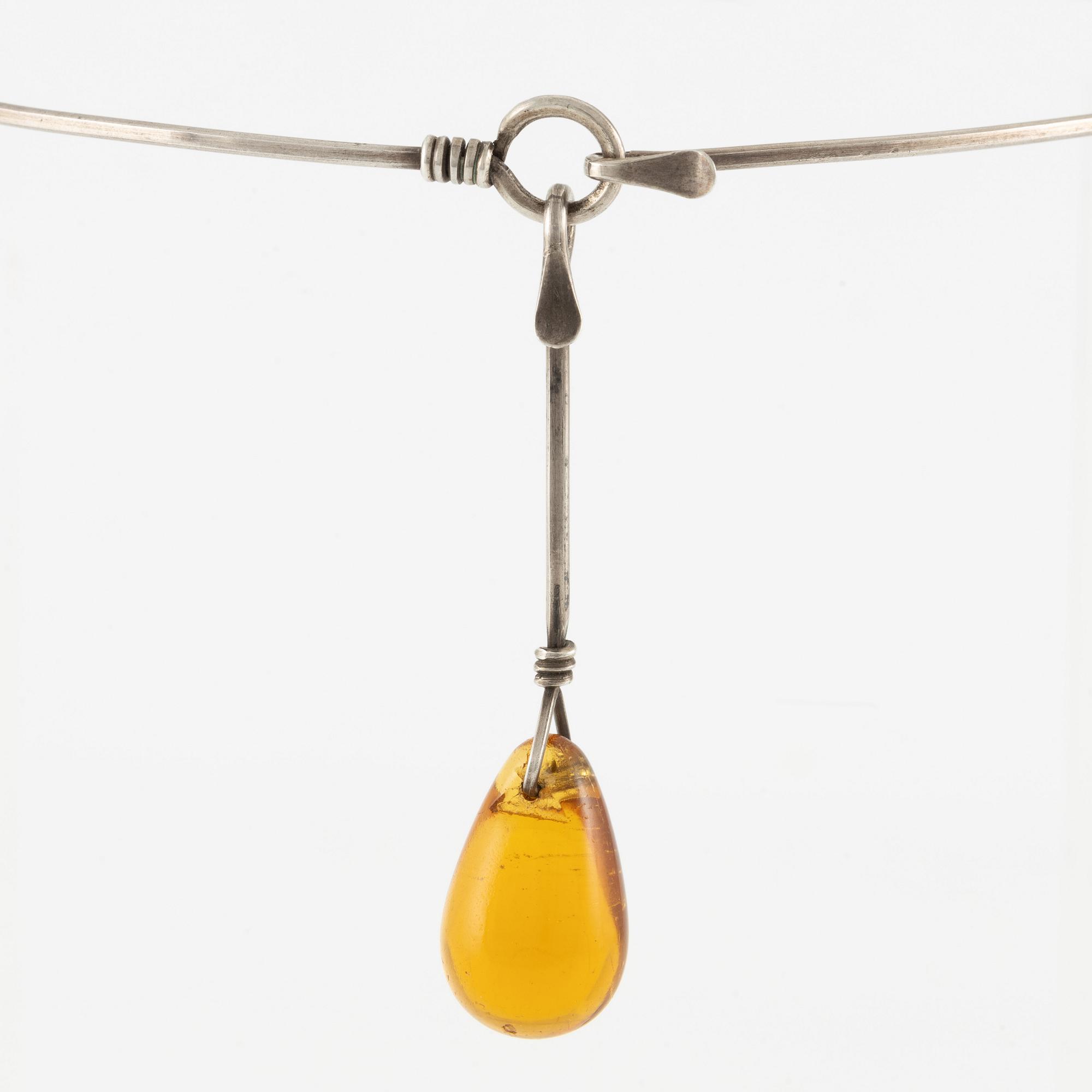 Vivianna Torun Bülow-Hübe, collier och örhängen, silver med bärnstensfärgade glasdroppar.