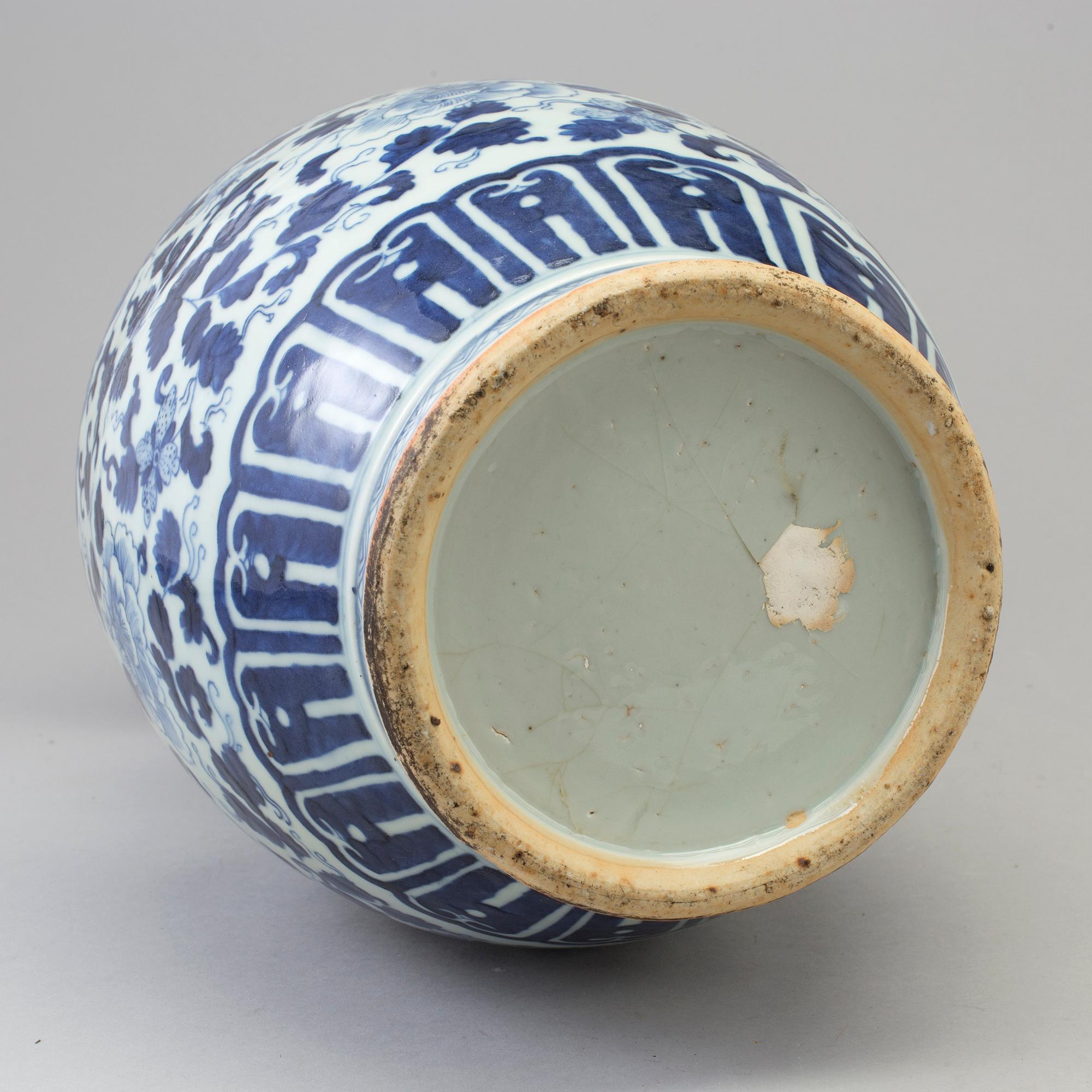 A large blue and white porcelain vase, Qing dynasty, late 18th/early 19th century.