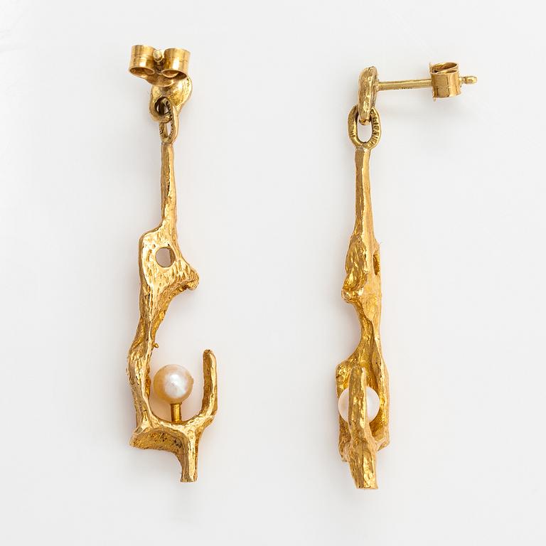 Björn Weckström, A pair of 18K gold earrings "By the springs" with cultured pearls. Lapponia.