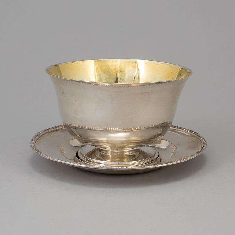 A silver saucepan and a plate, including Adolf Zethelius, Stockholm, 1827.