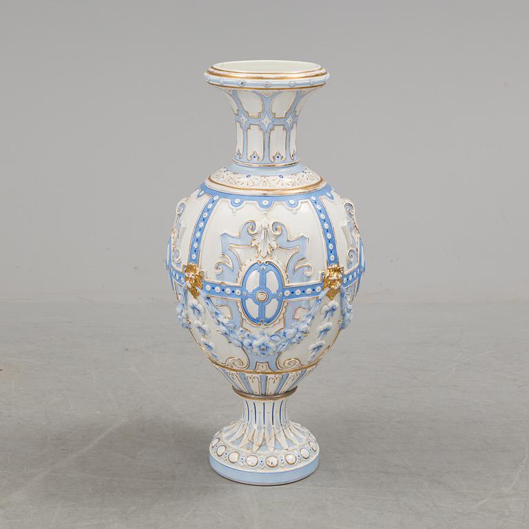 A DECORATIVE RÖRSTRAND PORCELAIN VASE, CA 1900.