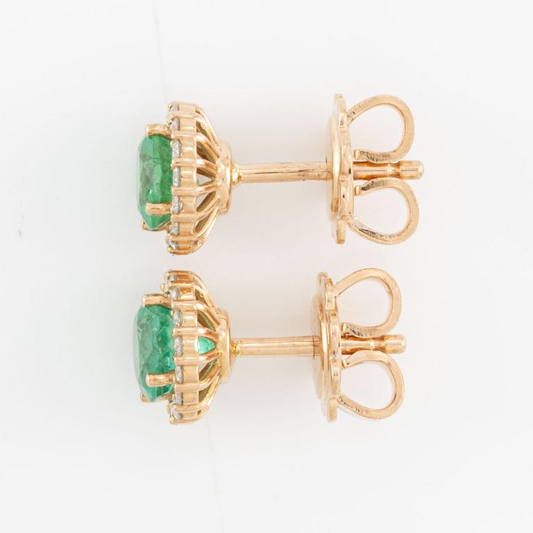 Earrings, 18K gold with emeralds and brilliant-cut diamonds.