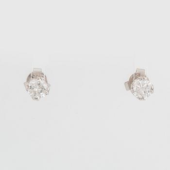 Briliant-cut diamond stud earrings.